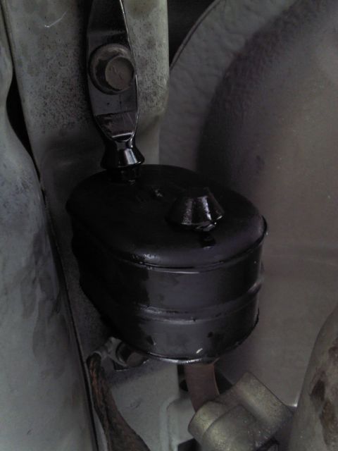 2000 Lincoln Continental - A vehicle's undercarriage shows a black rubber component attached to the suspension system.