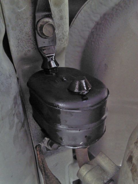 2000 Lincoln Continental - A close-up view of a vehicle's undercarriage reveals a suspension component.