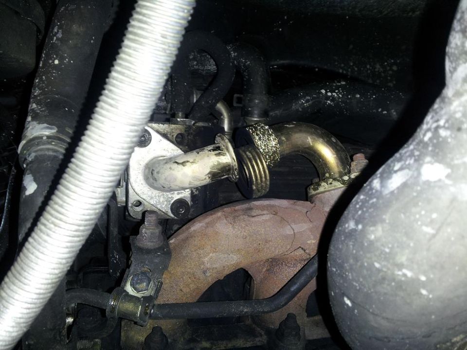 Engine exhaust pipe connection with corrugated metal