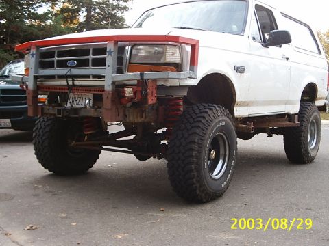 1995 Ford Bronco - Finally the buckets are moved down and the lift is complete!