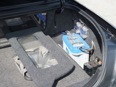 2003 Ford Crown Victoria - Trunk audio wiring: blue power battery, distribution block and amp on carpeted board
