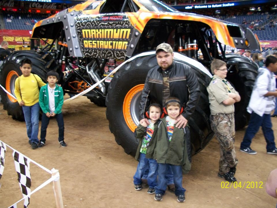 Monster truck 'Maximum Destruction' with a family posing in front