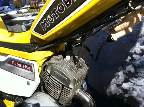 1981 Garelli Rally Sport - Close-up of a yellow moped's engine and frame, the Mobylette branding.