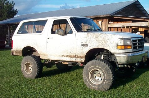 1995 Ford Bronco - My buddy's barn in the background. I love that thing. Bronco on 35 BFG's after the first SAS.