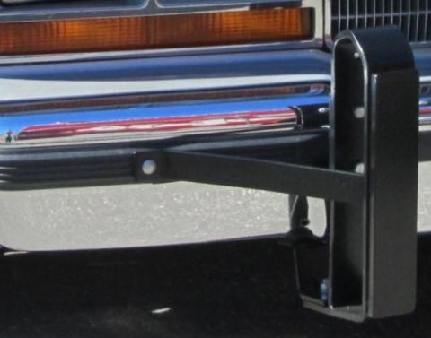 1991 Ford LTD Crown Victoria - Close-up of the front bumper and grille area of a 1991 Ford Crown Victoria LTD, an aftermarket brush guard.