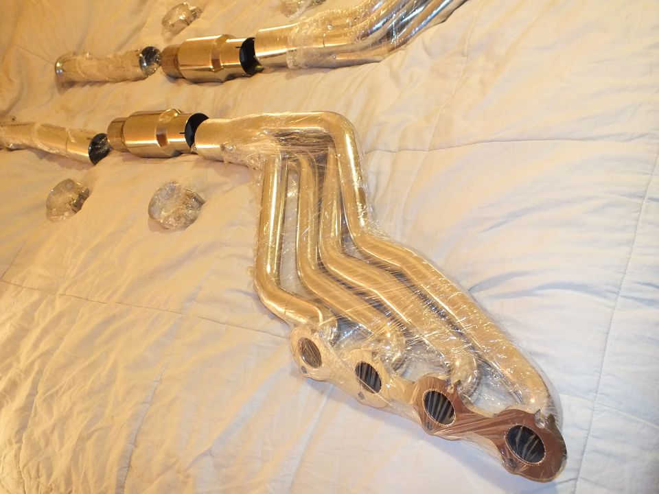 Long-tube stainless exhaust header and catalytic converters wrapped on bed