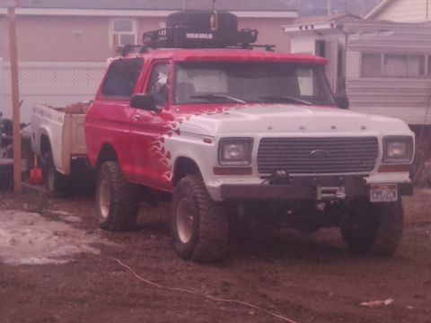 1979 Ford Bronco - This Ford Bronco is towing a trailer. The front of the vehicle has a winch and a license plate.