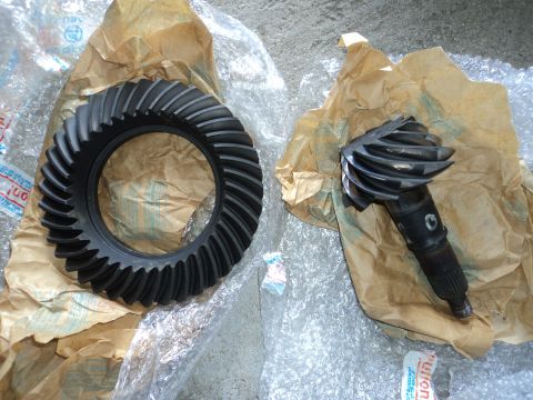 2004 Mercury Grand Marquis - Differential ring and pinion gears are shown, packaged on brown paper.