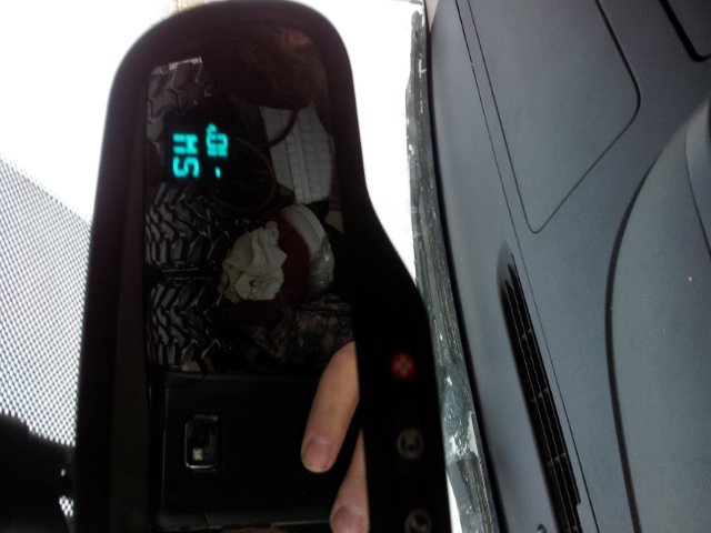 Interior rearview mirror shows a digital display with 'SH' and '15'