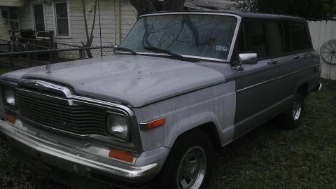 1982 Jeep Wagoneer - This 1982 Jeep Wagoneer has a primer gray front fender and dark gray rear body.