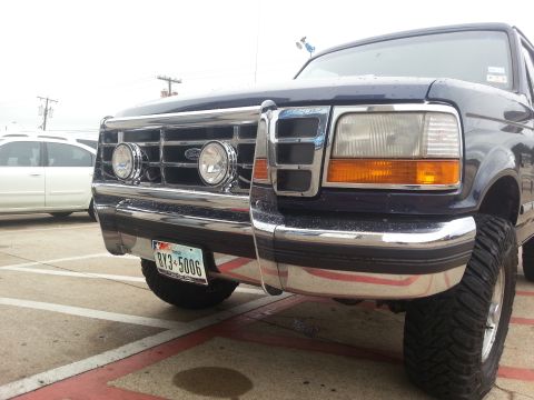 1995 Ford Bronco - Front view of a 1995 Ford Bronco, showing the grille, headlights, and Texas license plate.