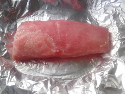 1991 Ford Bronco - Raw fish fillet on aluminum foil with Supermotors.net logo visible.