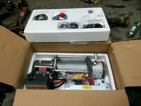 1987 Toyota 4Runner - Unboxing a new winch, complete with all accessories and instructions.