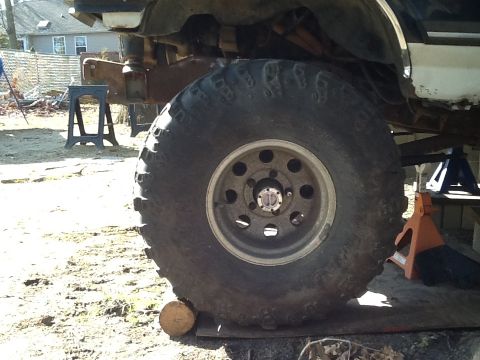 1989 Ford Bronco - The side view shows the substantial off-road tire and suspension system of the 1989 Ford Bronco.