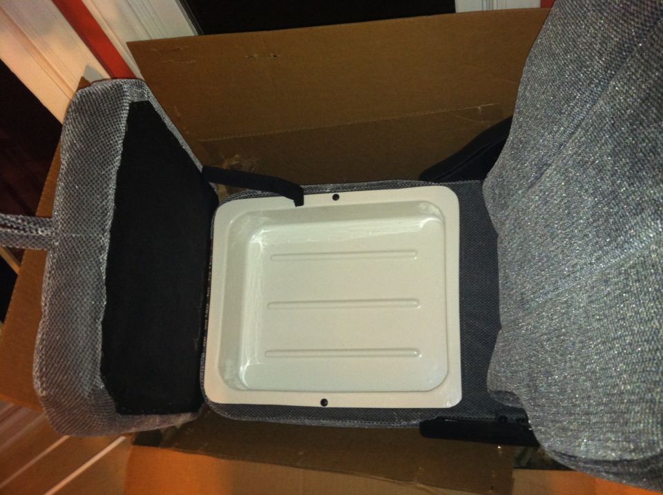 Interior car seat with a white plastic tray installed in the seat base. Supermotors.net logo visible