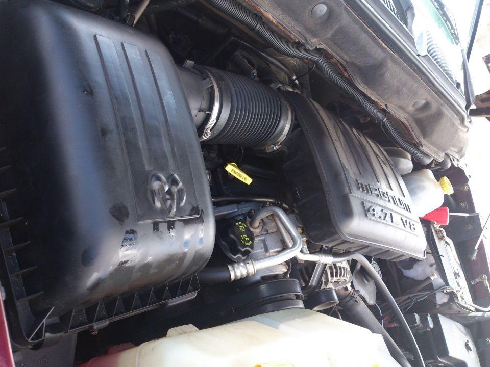 2004 Dodge 1500 engine bay with "Magnum 4.7L V8" cover and Ram logo airbox