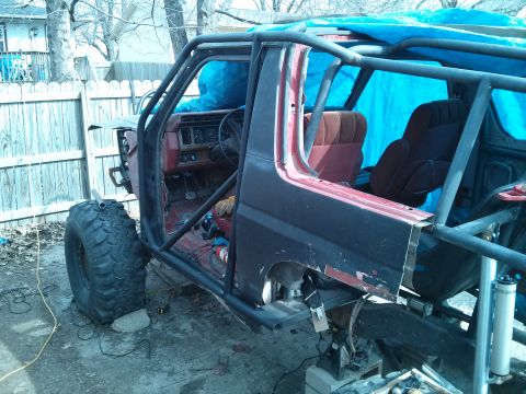1986 Ford Bronco - This heavily modified SUV appears to be from the early 1980s, not a 1986 model.