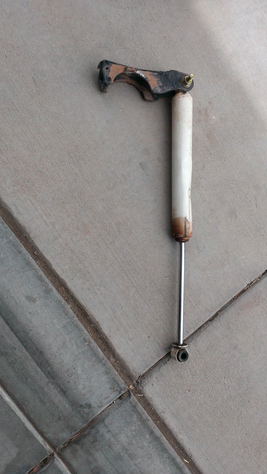 Shock absorber with mounting bracket