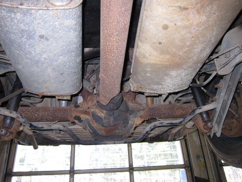 1991 Ford LTD Crown Victoria - Underside view of the rear axle and dual exhaust system on a 1991 Ford Crown Victoria LTD.