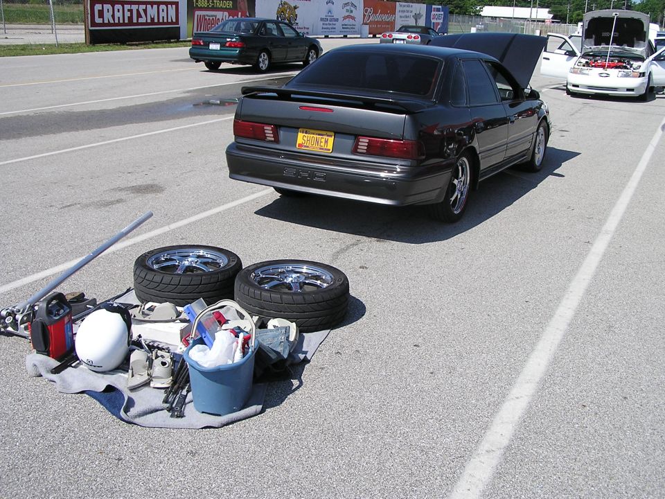 1993 Ford Taurus rear view, dark gray with spoiler and "SHOWEM" license plate