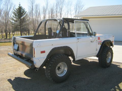 1970 Ford Bronco - This 1970 Ford Bronco features a roll cage and aftermarket wheels.
