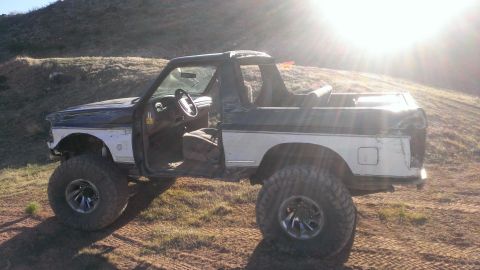 1994 Ford Bronco - This lifted 1994 Ford Bronco, with its doors removed, sits in an outdoor setting.