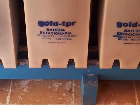 1986 Ford Bronco - Close-up of industrial batteries labeled 'gold-tpr' and 'BATERIA ESTACIONARIA', indicating they are stationary batteries.