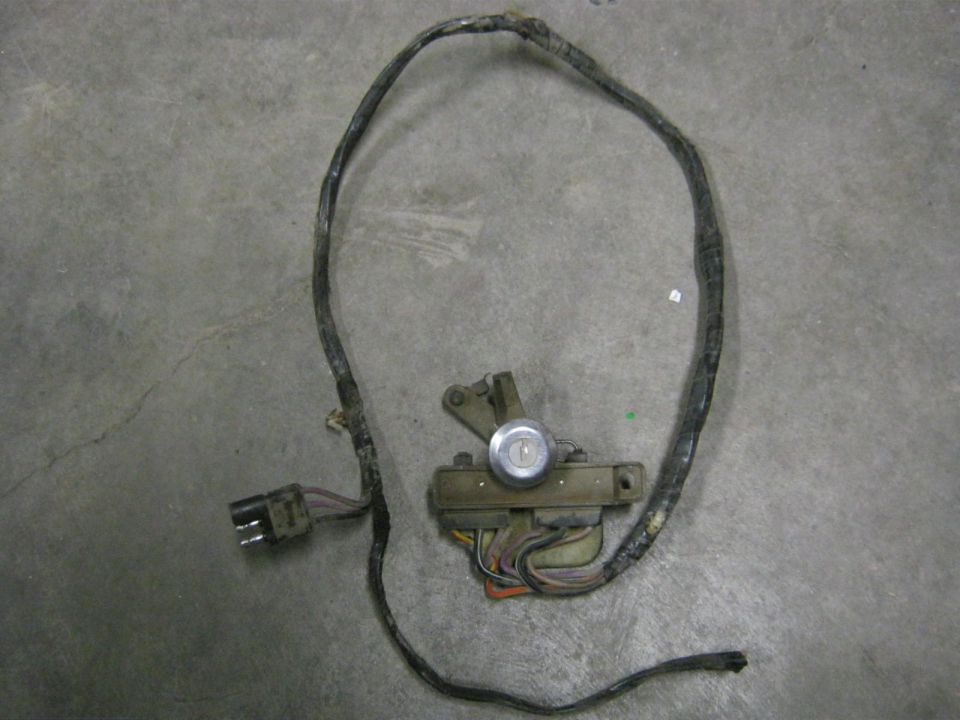 Ignition switch wiring harness with connector and key cylinder