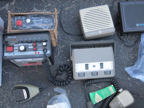 1991 Ford LTD Crown Victoria - Collection of police radio equipment, a Whelen control head and multiple microphones from General Electric and Motorola.