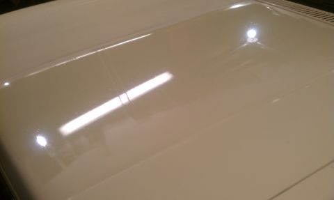 1991 Chevrolet S10 - Reflections on the hood of a vehicle, showing a portion of the Supermotors.net logo at the bottom right.