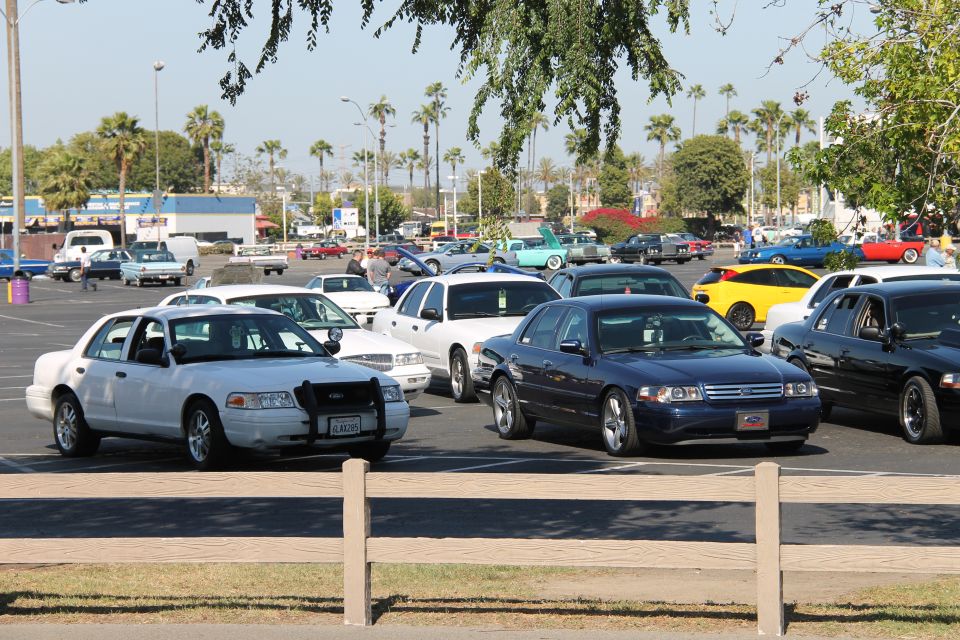 Dark blue 2006 Ford Crown Victoria, front 3/4 view, parked in a lot with other cars