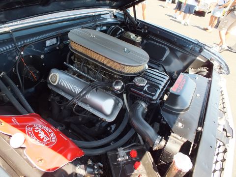 Engine bay with finned aluminum valve covers and oval air cleaner