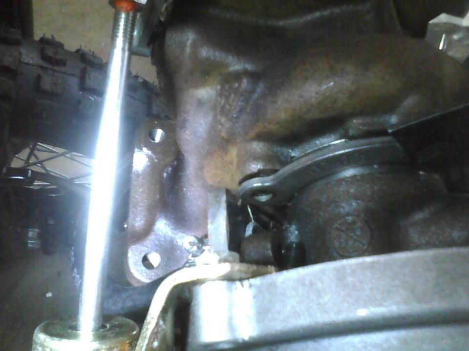 Close-up of a rusty metal part, possibly from a vehicle transmission, with a Supermotors.net watermark