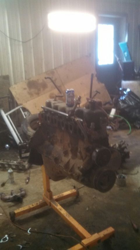 1995 Ford F-150 - An engine is mounted on a stand in a workshop, ready for work.