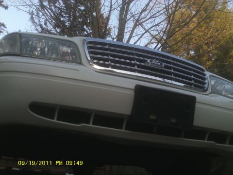 2006 Ford Crown Victoria - Front view of a 2006 Ford Crown Victoria showing the grille and headlights.