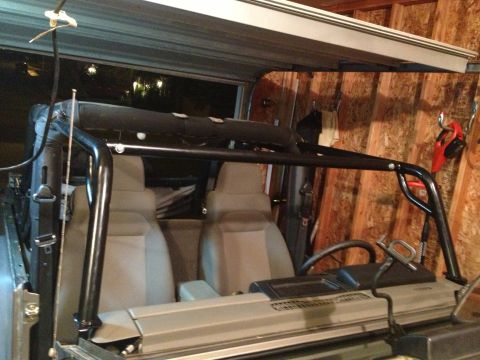 2005 Jeep Wrangler - Interior view of a 2005 Jeep Wrangler, equipped with an aftermarket roll cage and front seats.