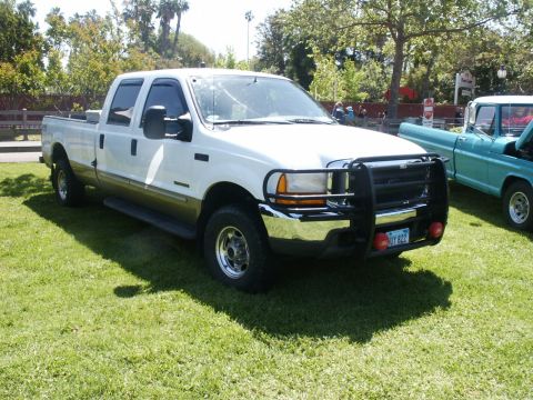2000 Ford F-250 - This truck appears to be from the late 1990s, likely a 1999 model, not a 2000 Ford F-250.