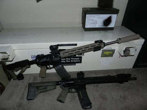 1996 Ford Bronco - Two rifles and an ammo can are displayed on a white surface, with a "Supermotors.net" watermark visible.