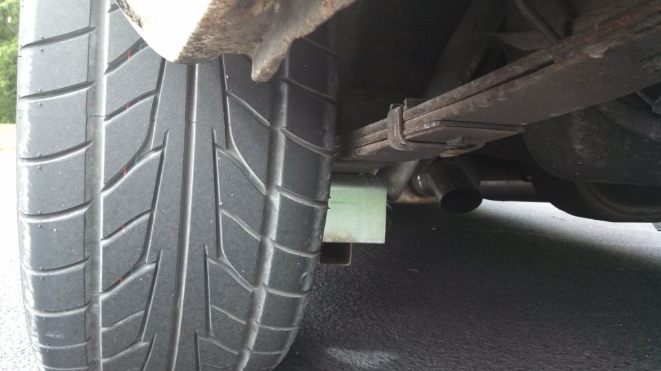 Rear tire and leaf spring suspension on a vehicle