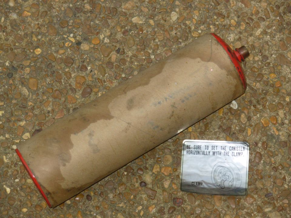 Spare Tire Air Bottle from '89 300ZX seems to be around half-full of R154a.  Weight: 1lb 14 oz.

IF THE IMAGE IS TOO SMALL, click it.