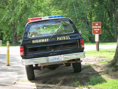 1991 Ford LTD Crown Victoria - rear of a black-and-white Highway Patrol SUV shows its tailgate lettering, roof lights and California plate 4Z5938.