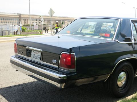 1991 Ford LTD Crown Victoria - Rear quarter view of a dark green Ford sedan with a California plate and Ford trunk badge parked near the Pentagon.