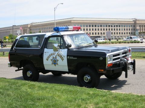 1991 Ford LTD Crown Victoria - Front three-quarter view of a black-and-white Dodge Highway Patrol SUV with a star door emblem near the Pentagon.