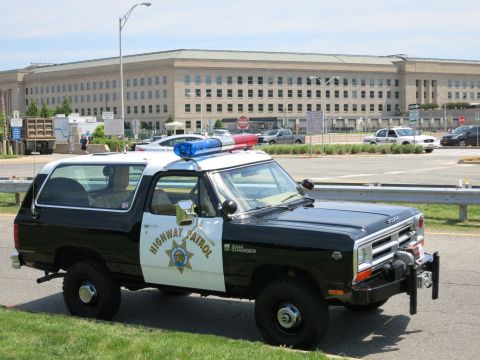 1991 Ford LTD Crown Victoria - Profile view of a black-and-white Dodge Highway Patrol SUV with roof light bar parked in front of the Pentagon.