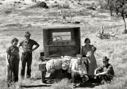 1909 Ford Model T - Five people pose with a car packed for a journey, likely westward migration.