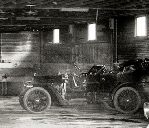 1909 Ford Model T - A 1909 Ford Model T is parked inside a wooden structure, its side profile clearly visible.