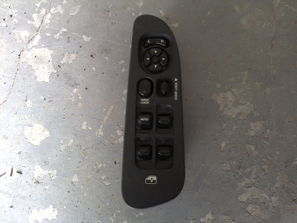 Power window and lock switch panel with 'W/O LOCK' and 'AUTO' labels