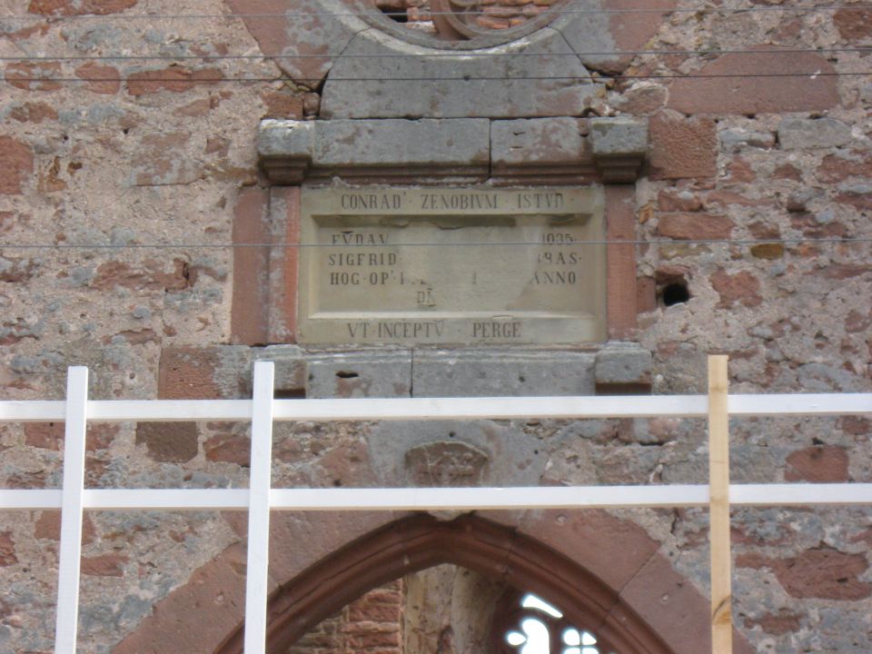 Stone inscription with text and the year 1925 on a building