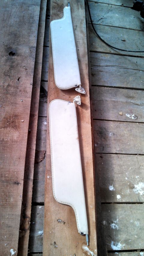 1979 Ford Bronco - Two sun visors are displayed on a wooden plank, with a Supermotors.net watermark visible.