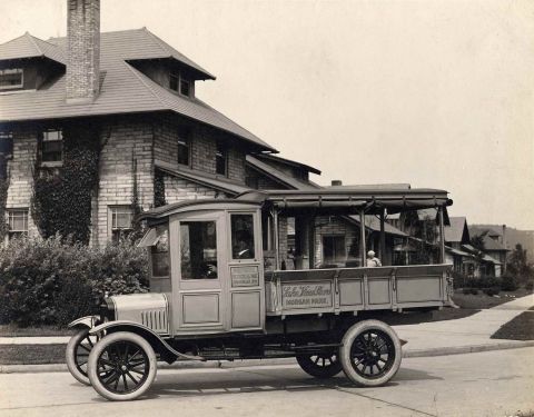 1909 Ford Model T - This 1909 Ford Model T truck served as a passenger vehicle for Lake View House in Morgan Park.